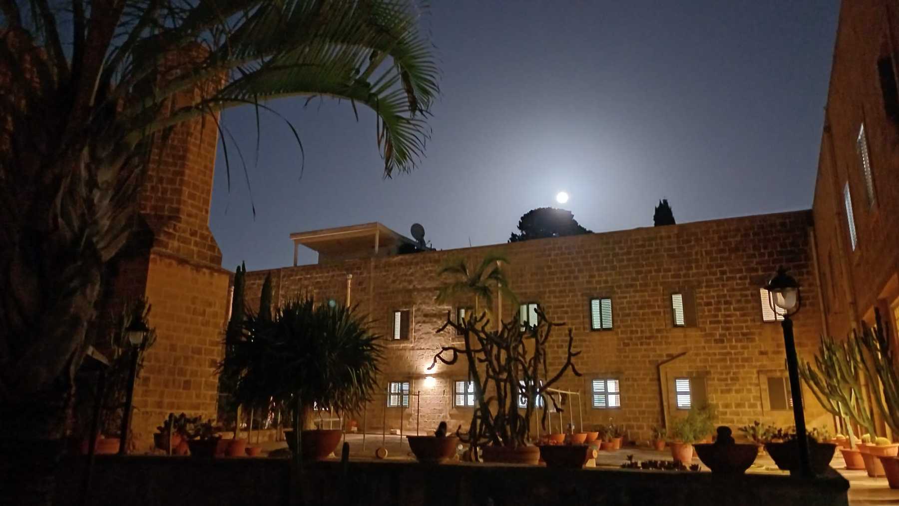 Il monastero Stella Maris di sera